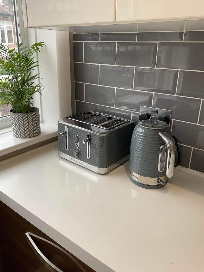 The Clock Tower Apartment - Spacious, Modern, 2 Bed Room Apartment , Southsea With Free Parking - Sleeps 4 Portsmouth Exteriör bild