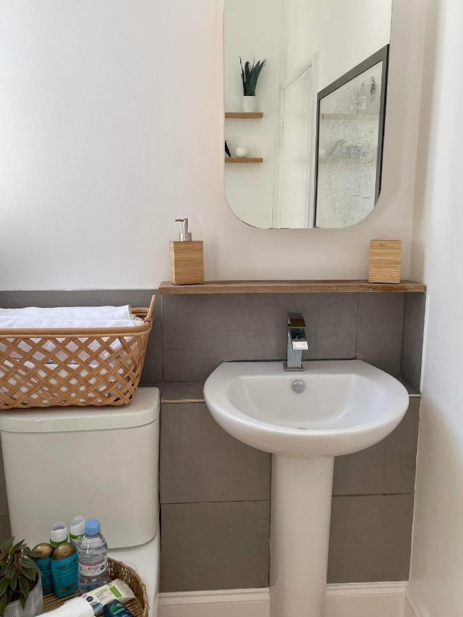 The Clock Tower Apartment - Spacious, Modern, 2 Bed Room Apartment , Southsea With Free Parking - Sleeps 4 Portsmouth Exteriör bild