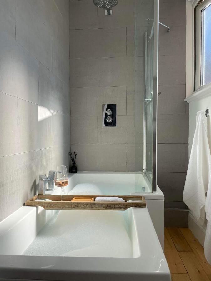 The Clock Tower Apartment - Spacious, Modern, 2 Bed Room Apartment , Southsea With Free Parking - Sleeps 4 Portsmouth Exteriör bild