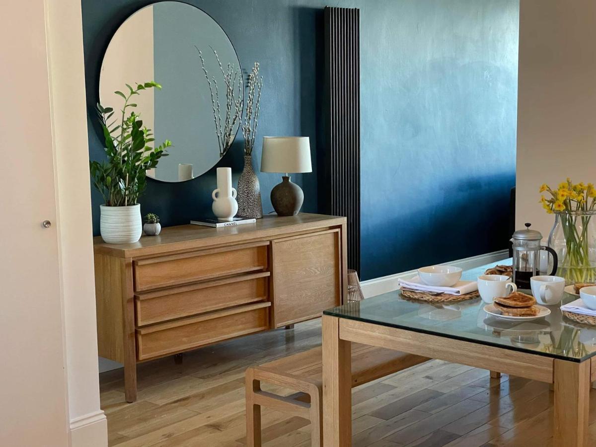 The Clock Tower Apartment - Spacious, Modern, 2 Bed Room Apartment , Southsea With Free Parking - Sleeps 4 Portsmouth Exteriör bild