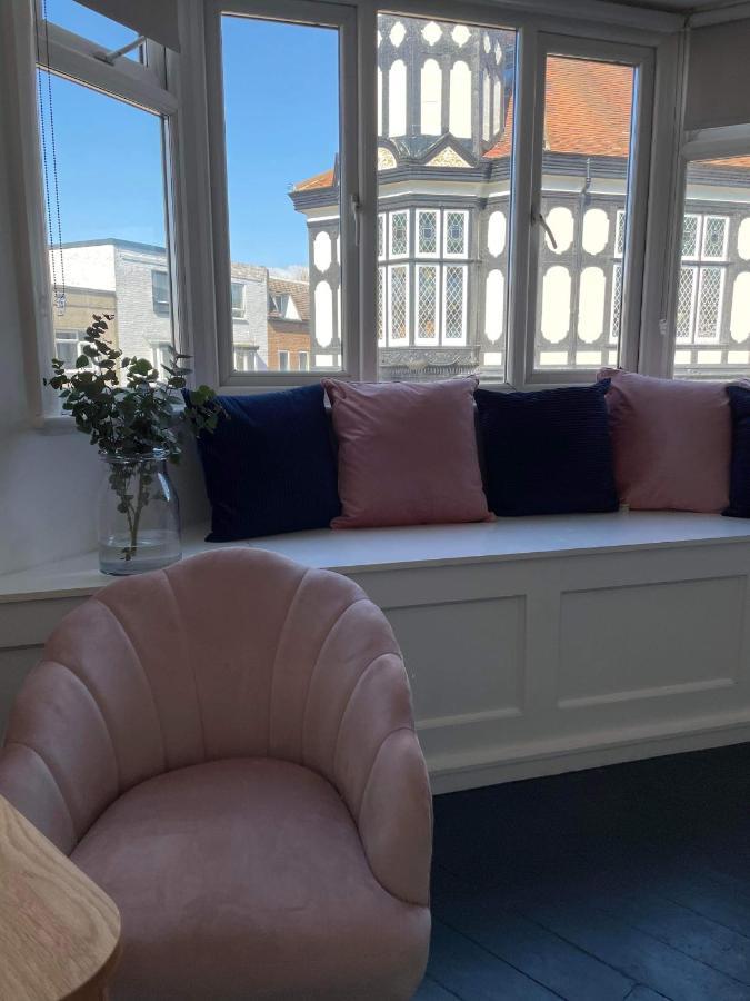 The Clock Tower Apartment - Spacious, Modern, 2 Bed Room Apartment , Southsea With Free Parking - Sleeps 4 Portsmouth Exteriör bild