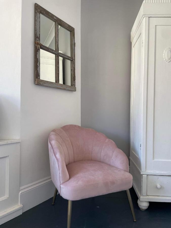 The Clock Tower Apartment - Spacious, Modern, 2 Bed Room Apartment , Southsea With Free Parking - Sleeps 4 Portsmouth Exteriör bild