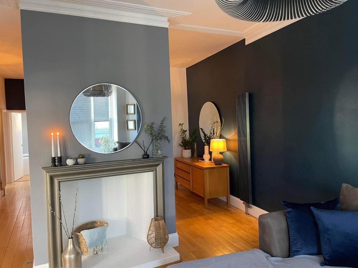 The Clock Tower Apartment - Spacious, Modern, 2 Bed Room Apartment , Southsea With Free Parking - Sleeps 4 Portsmouth Exteriör bild