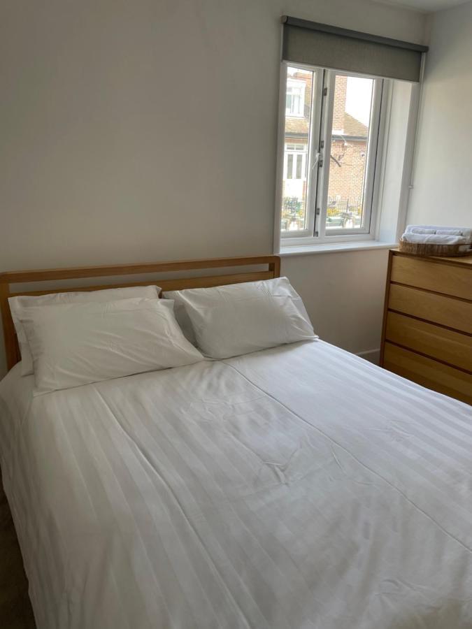 The Clock Tower Apartment - Spacious, Modern, 2 Bed Room Apartment , Southsea With Free Parking - Sleeps 4 Portsmouth Exteriör bild
