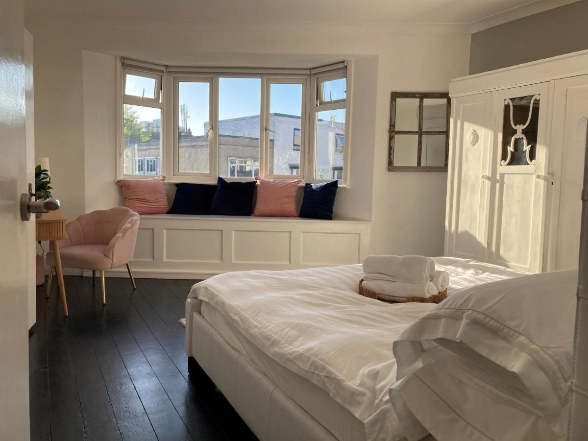 The Clock Tower Apartment - Spacious, Modern, 2 Bed Room Apartment , Southsea With Free Parking - Sleeps 4 Portsmouth Exteriör bild