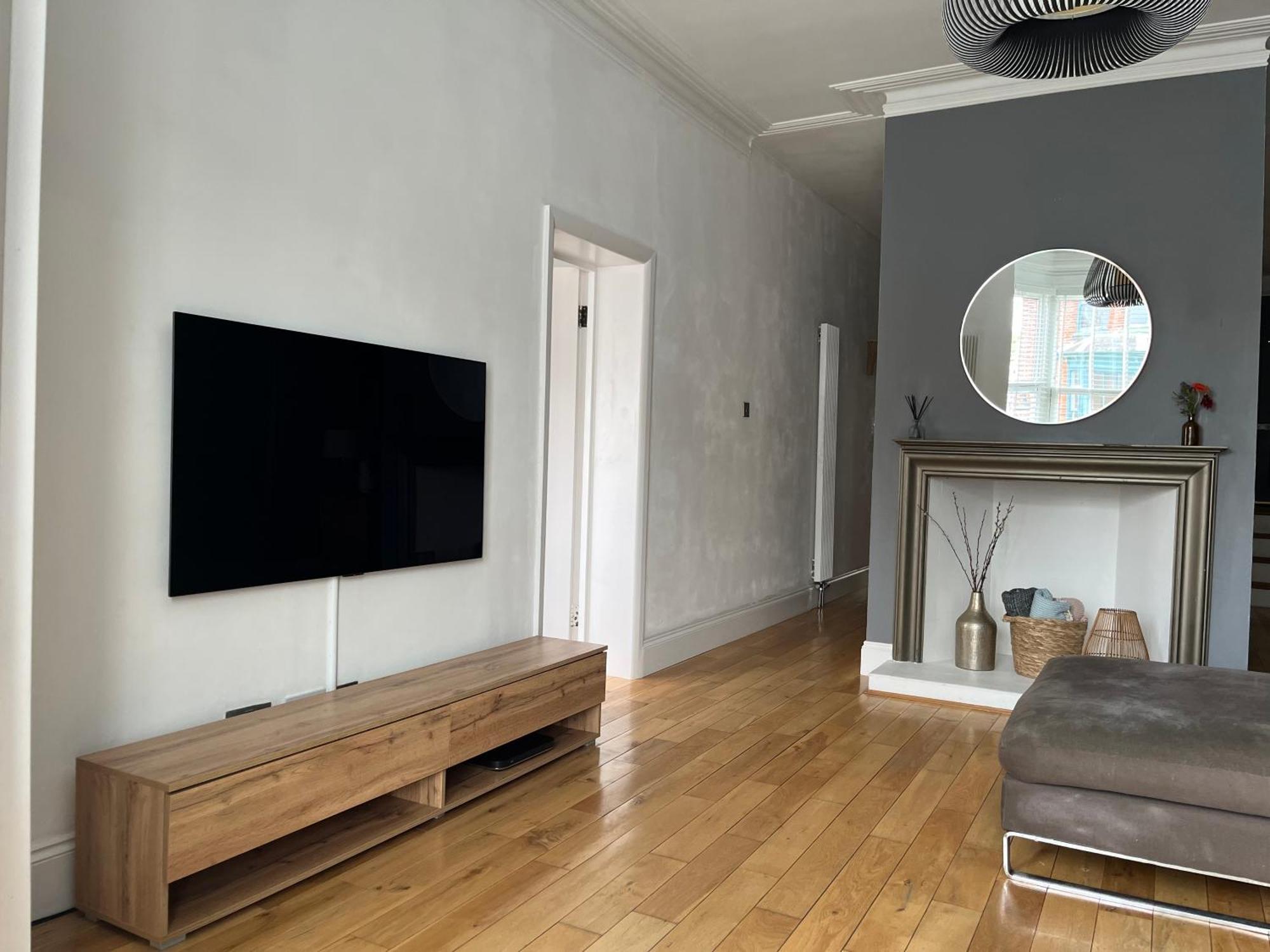 The Clock Tower Apartment - Spacious, Modern, 2 Bed Room Apartment , Southsea With Free Parking - Sleeps 4 Portsmouth Exteriör bild