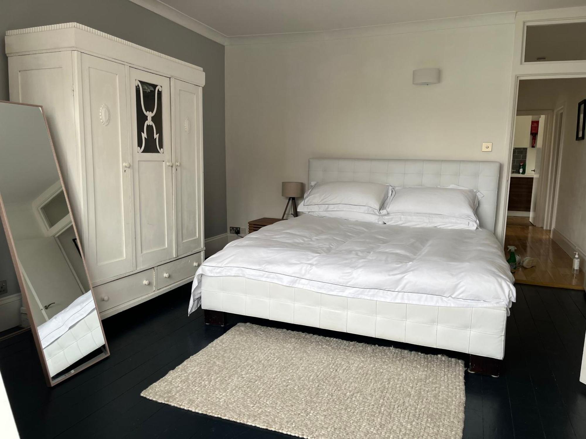 The Clock Tower Apartment - Spacious, Modern, 2 Bed Room Apartment , Southsea With Free Parking - Sleeps 4 Portsmouth Exteriör bild